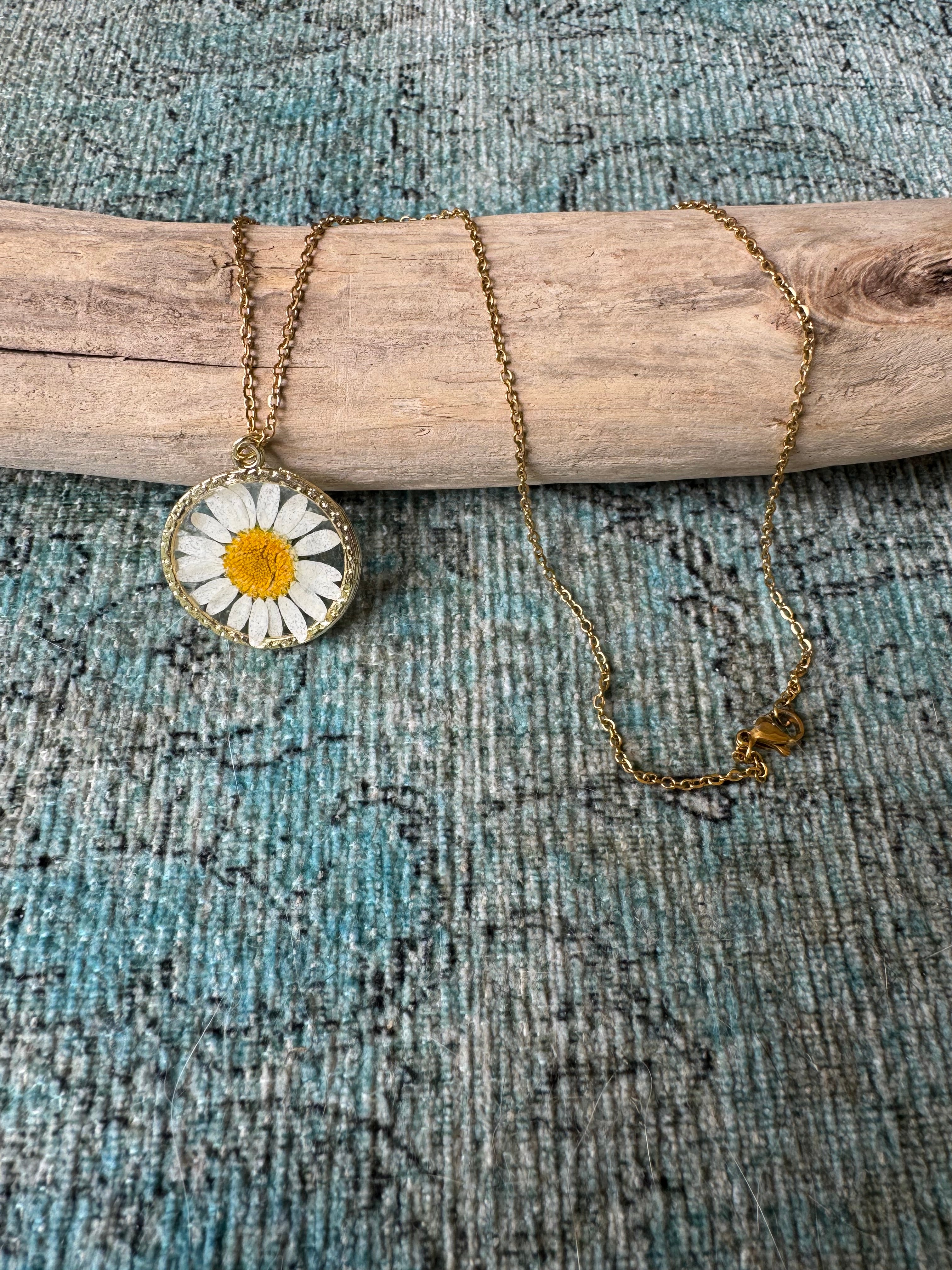 Lovely Daisy Gold Necklace