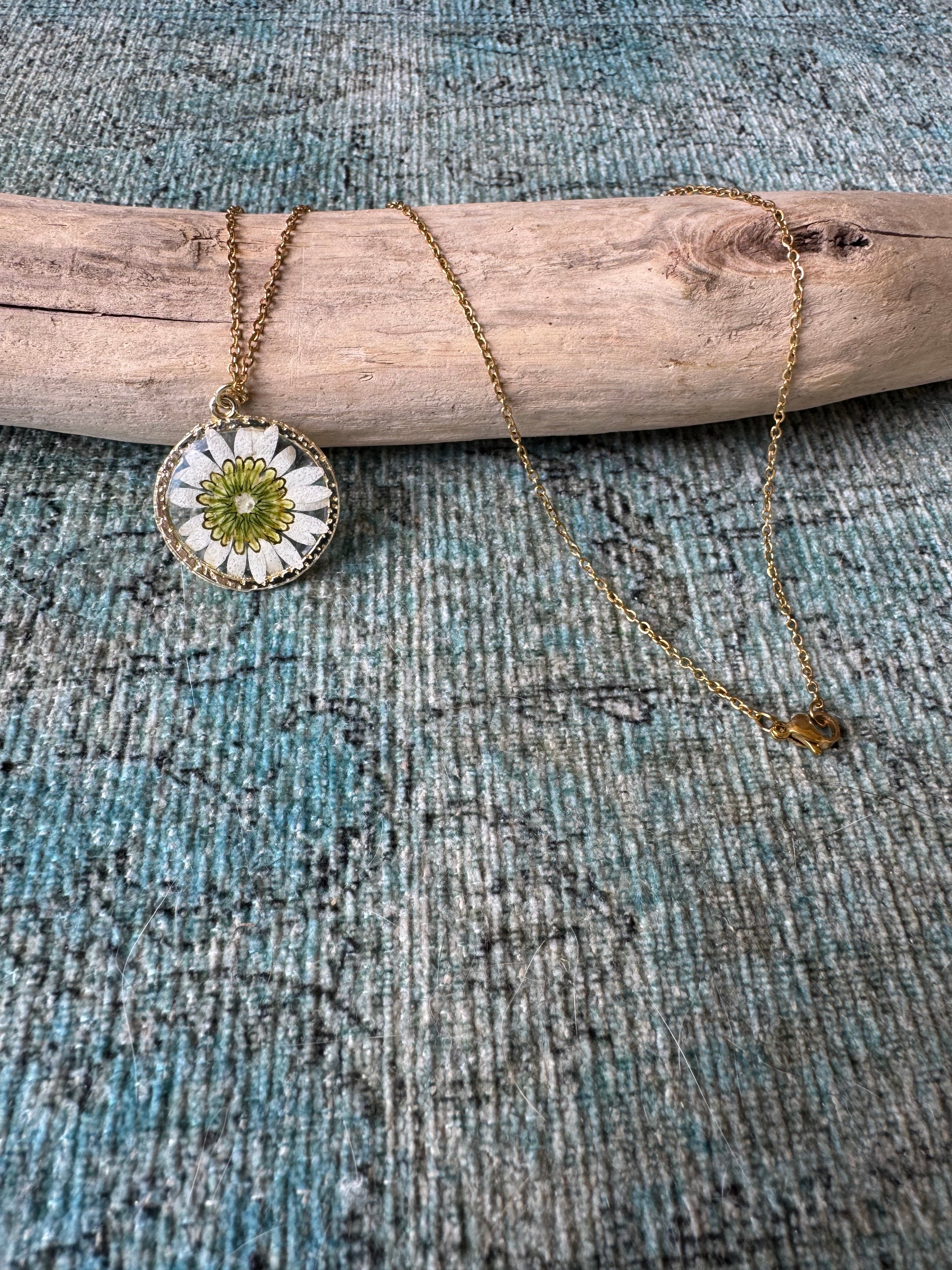 Lovely Daisy Gold Necklace