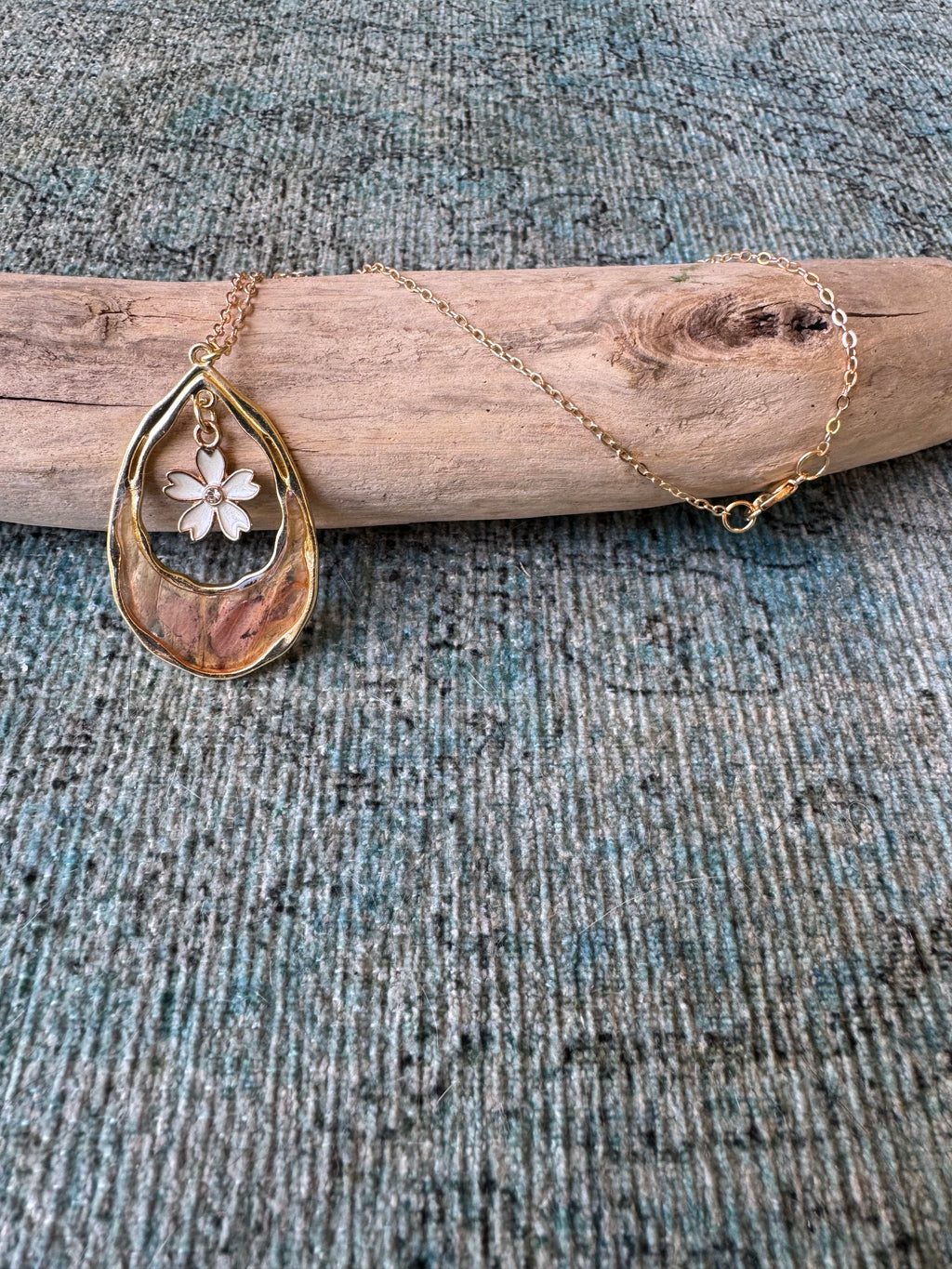 Dancing Daisy Gold Necklace